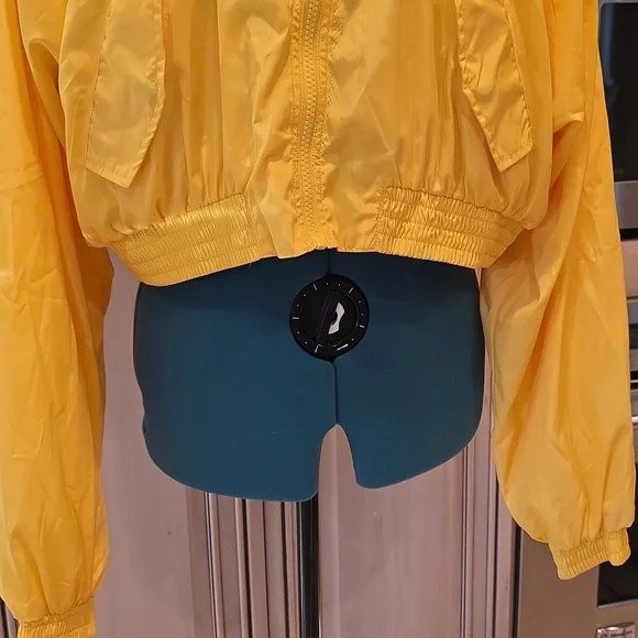 NWOT Forever 21 Yellow Cropped Windbreaker - SZ L - Picture 2 of 7